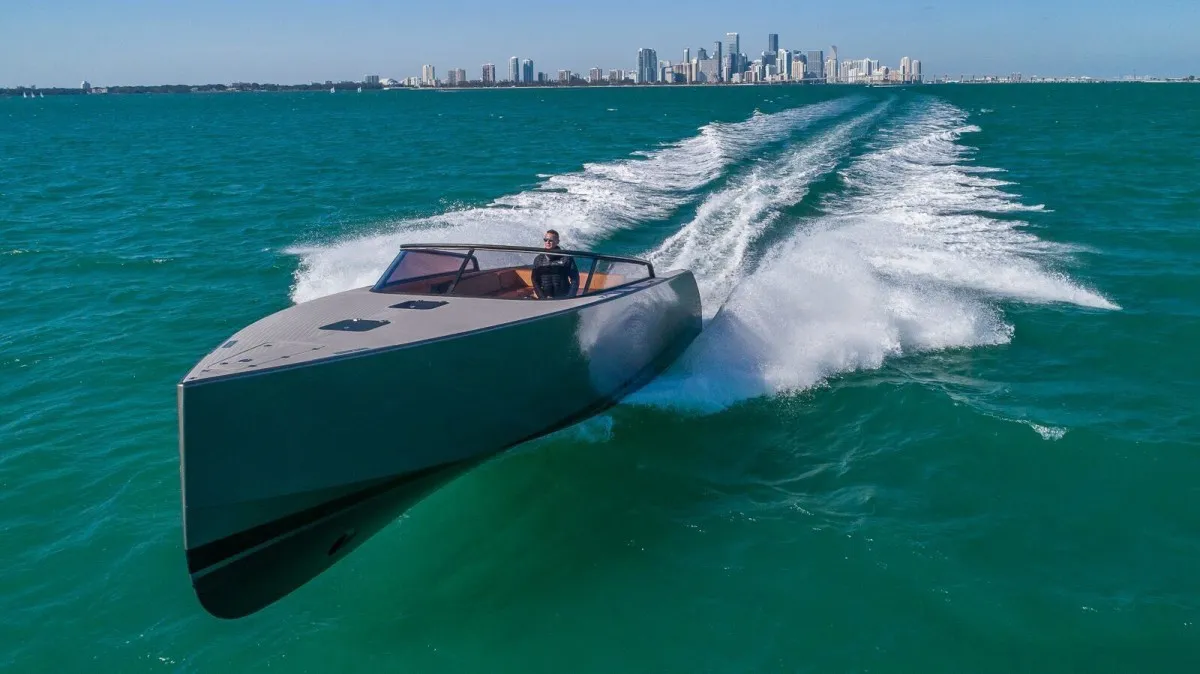 40 VanDutch 1 ScaleWidthWzE2MDBd